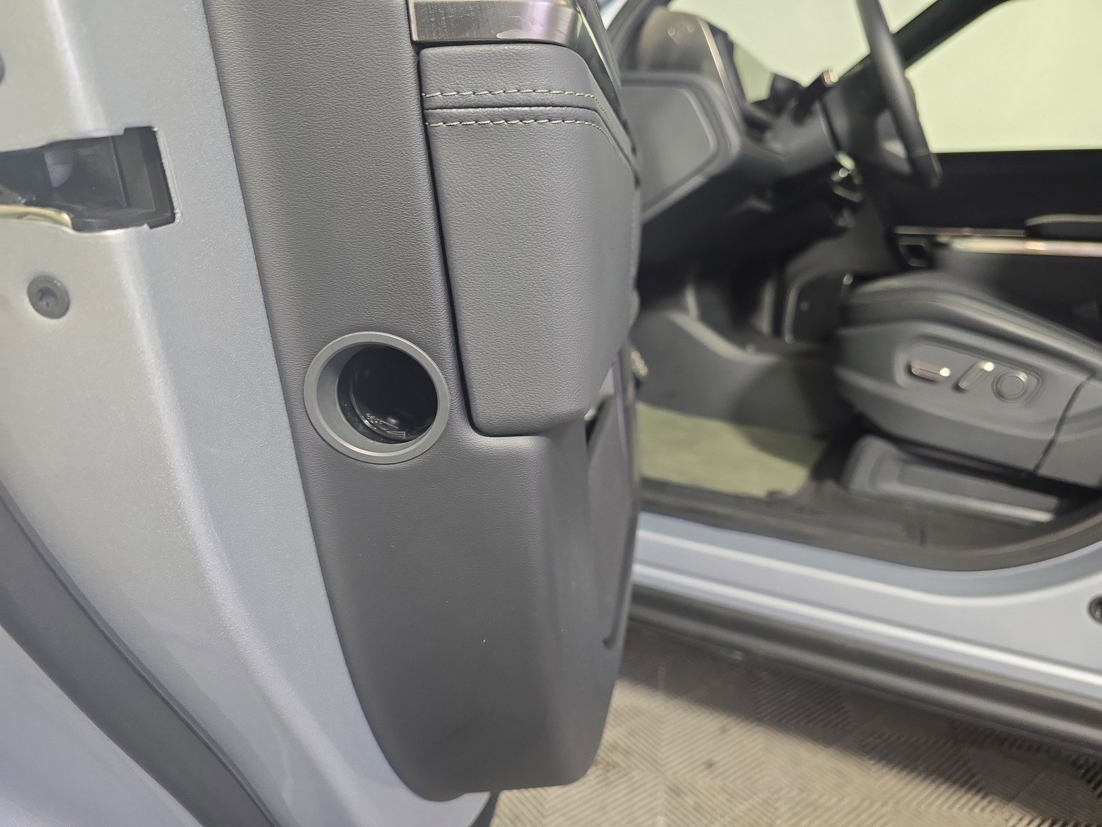 Used 2023 Rivian R1S Adventure AWD/4WD image 32