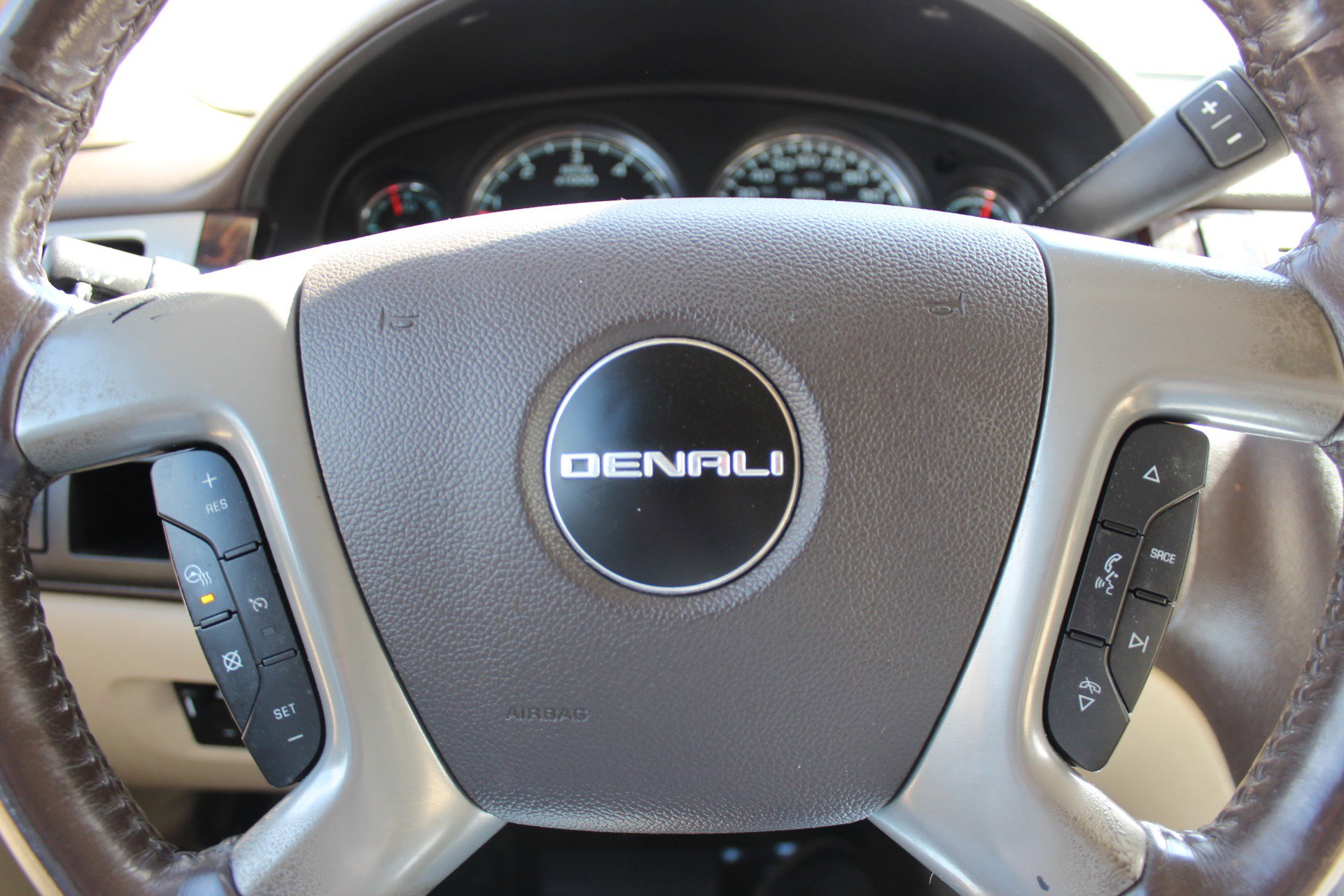 Used 2011 GMC Yukon Denali image 25