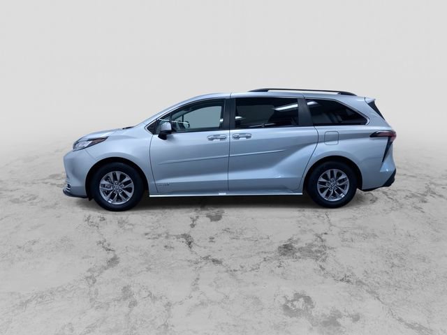 Used 2021 Toyota Sienna XLE image 6