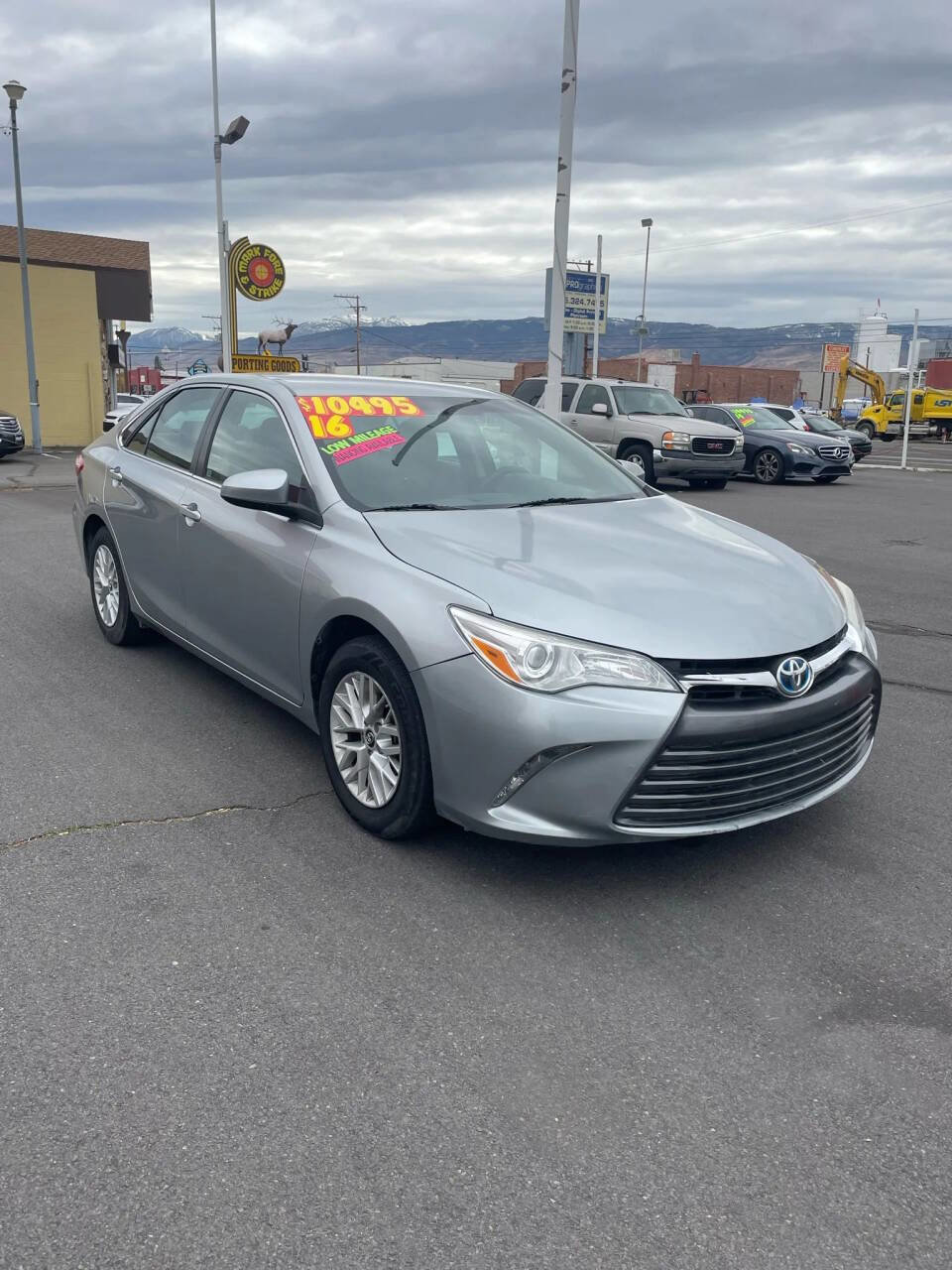 Used 2016 Toyota Camry LE image 1