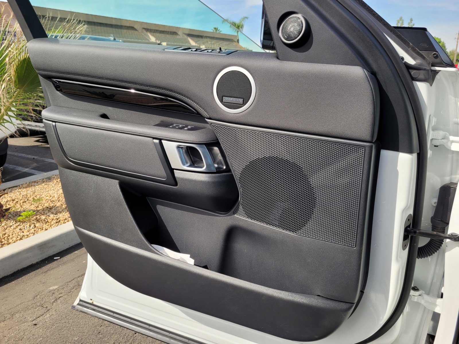 Used 2024 Land Rover Discovery S image 24