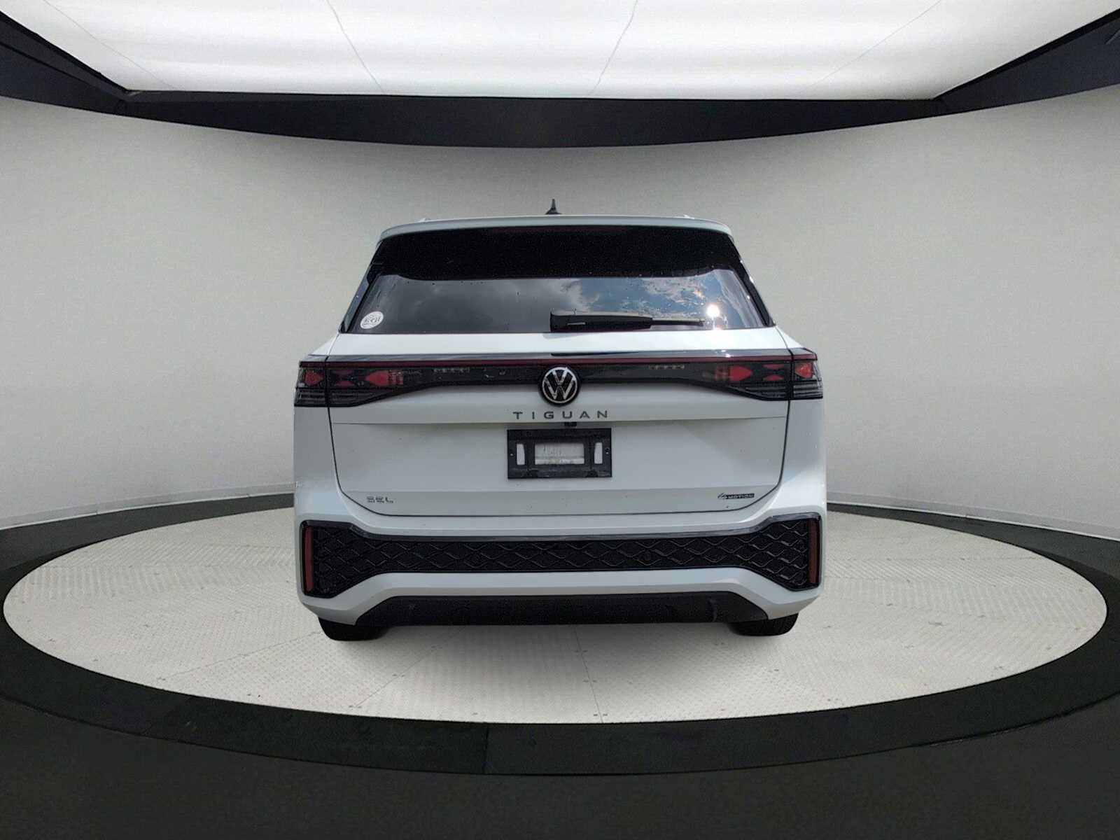 Used 2025 Volkswagen Tiguan SEL R-Line AWD/4WD image 7