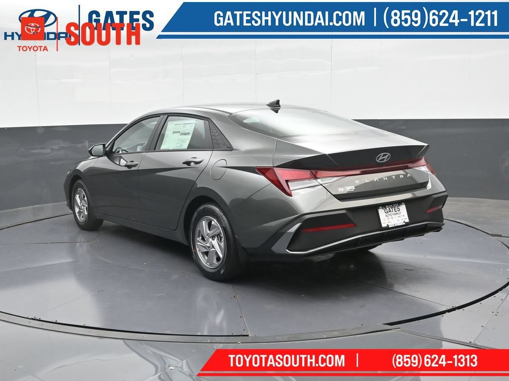 Used 2025 Hyundai Elantra SE FWD image 8