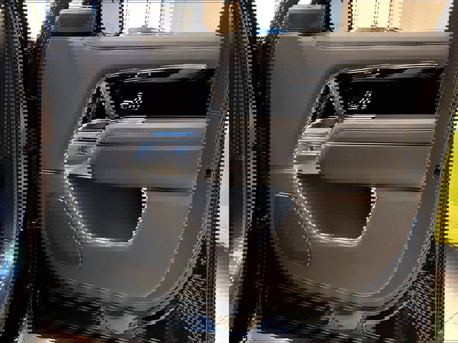 New 2025 Land Rover Range Rover SE image 28