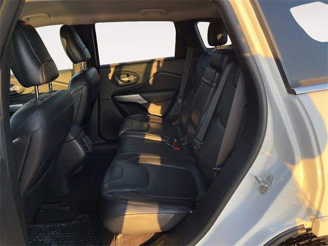 Used 2016 Jeep Cherokee Overland w/ Technology Group image 13