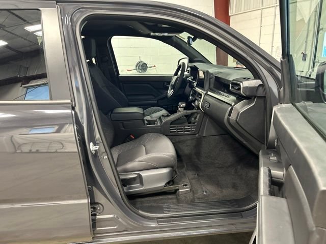 Used 2025 Toyota Tacoma SR5 AWD/4WD image 13
