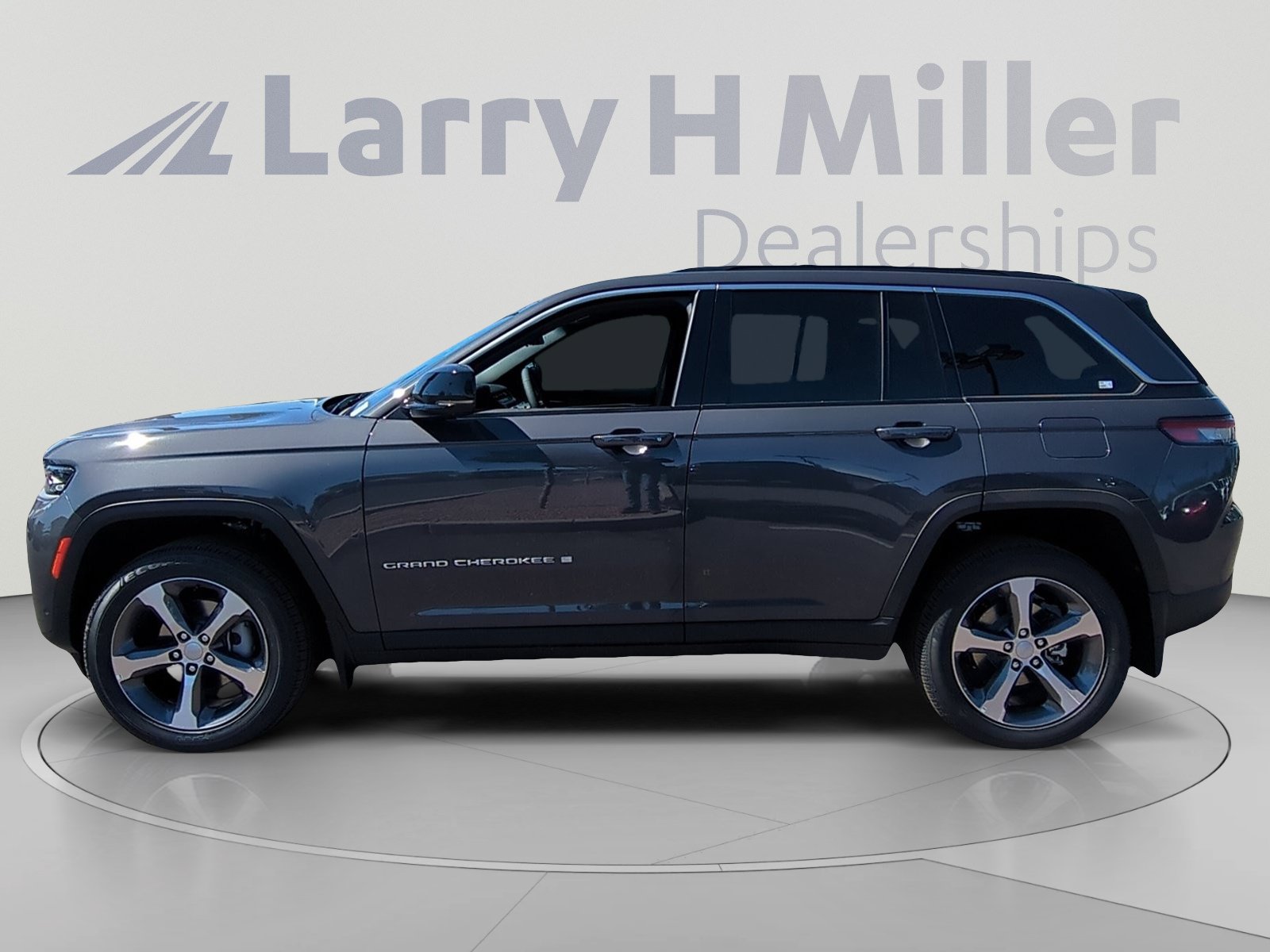 New 2026 Jeep Grand Cherokee Limited w/ Luxury Tech Group II RWD image 2