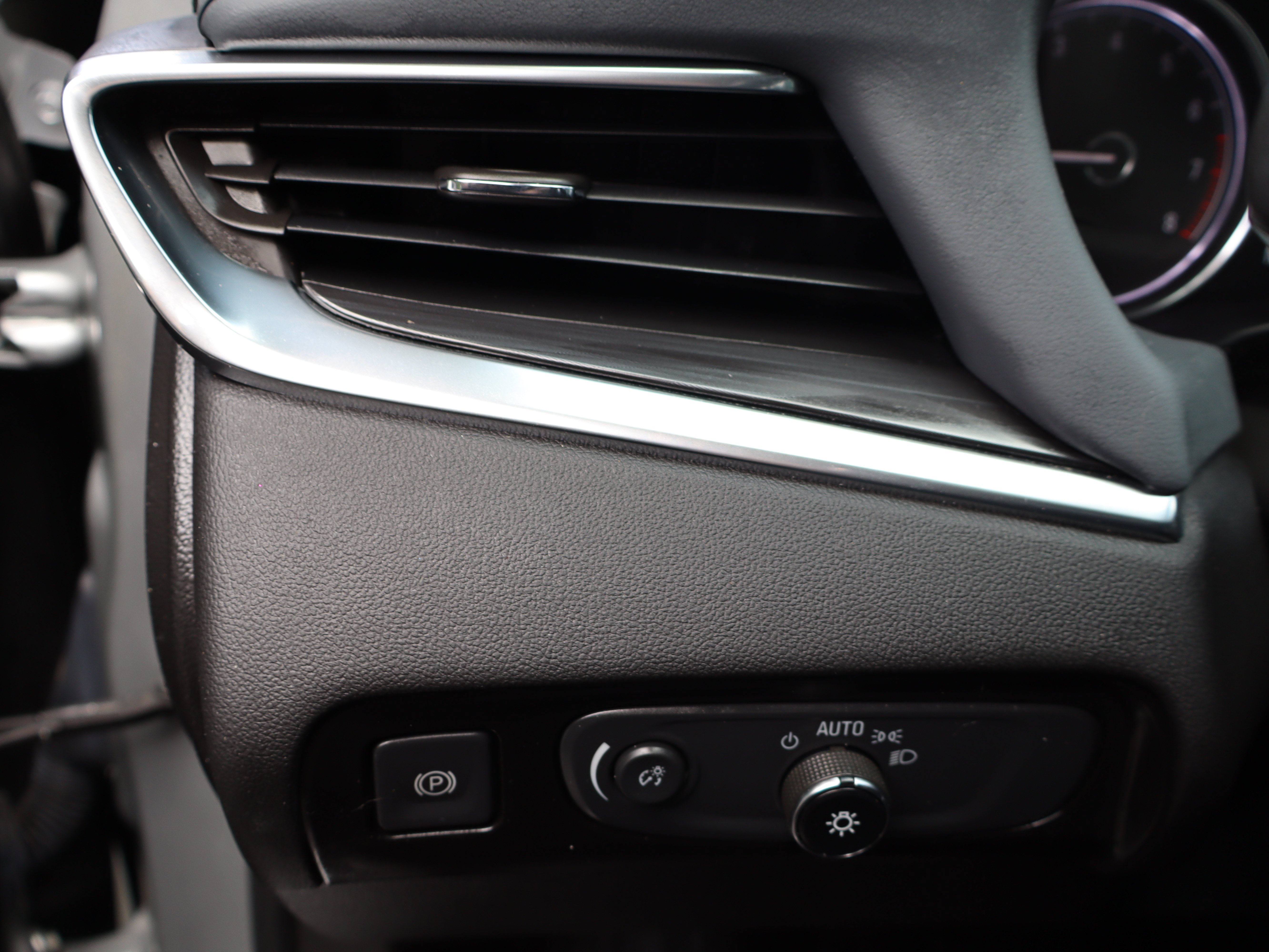 Used 2019 Buick Enclave Essence FWD image 27