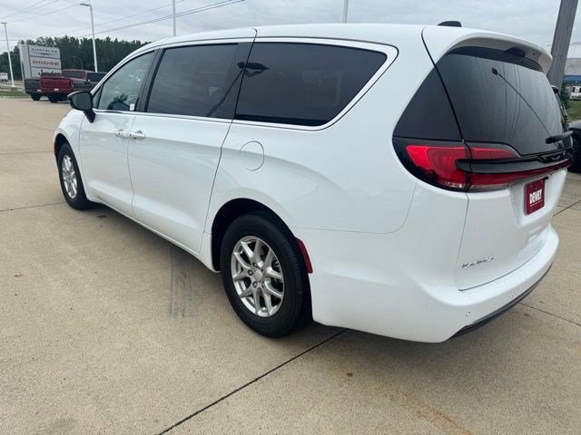 New 2027 Chrysler Pacifica Select FWD image 5