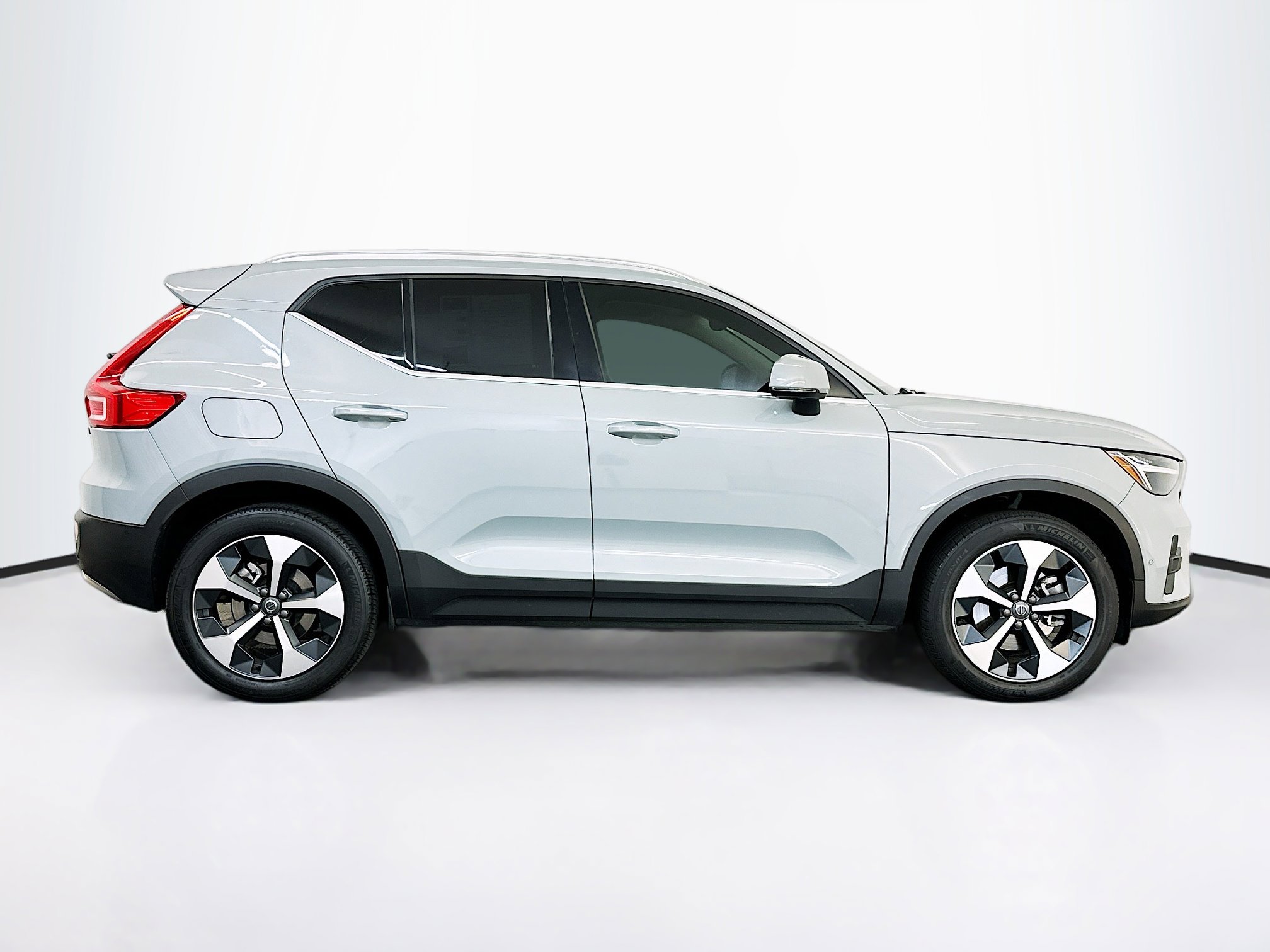 Used 2024 Volvo XC40 B5 Plus image 10