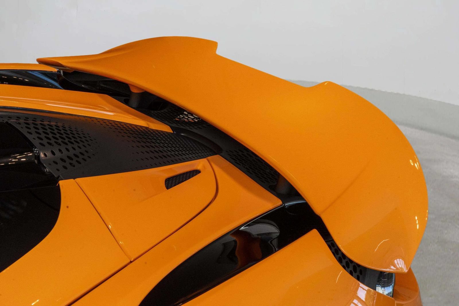 Used 2024 McLaren 750S Spider RWD image 45