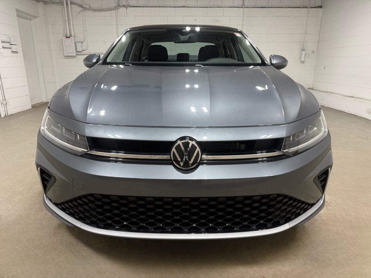Used 2025 Volkswagen Jetta SE w/ Sunroof Package image 2