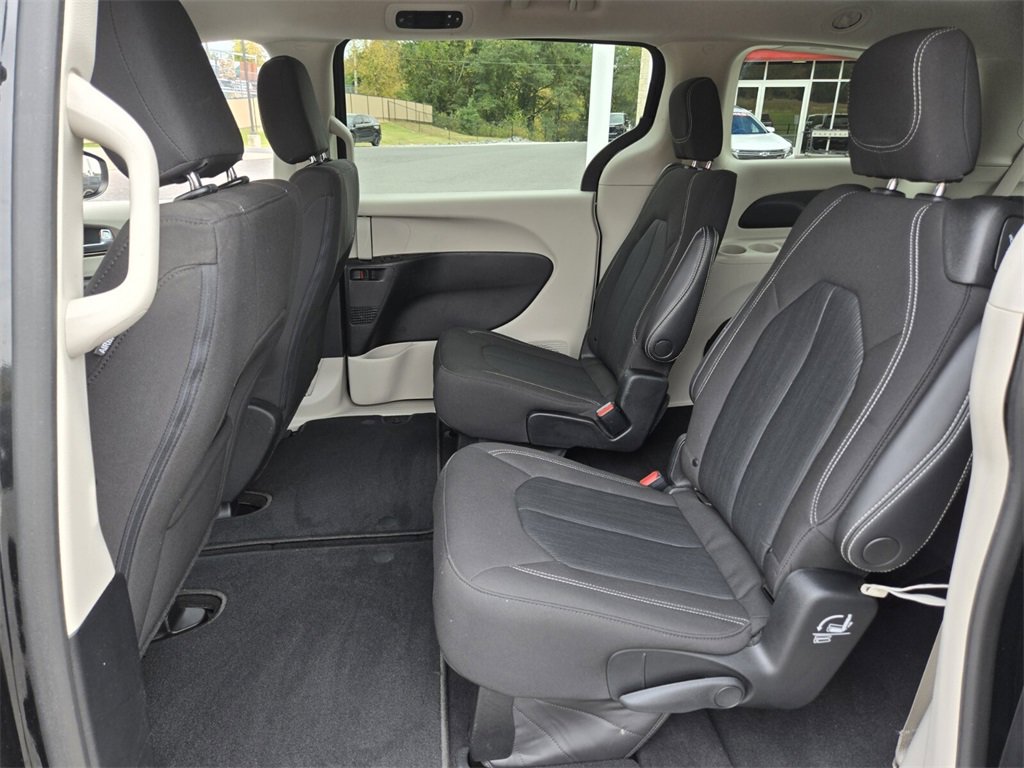 Used 2022 Chrysler Voyager LX image 11