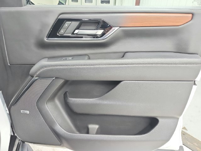 Used 2025 GMC Yukon Denali RWD image 41