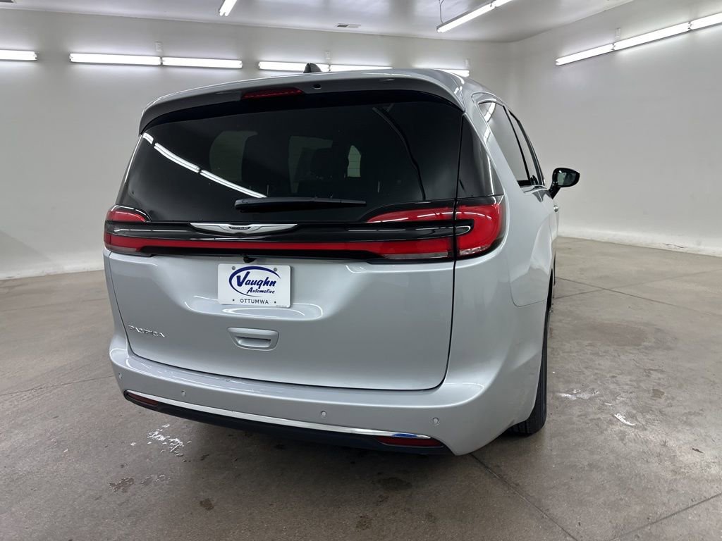 New 2026 Chrysler Pacifica Select image 10