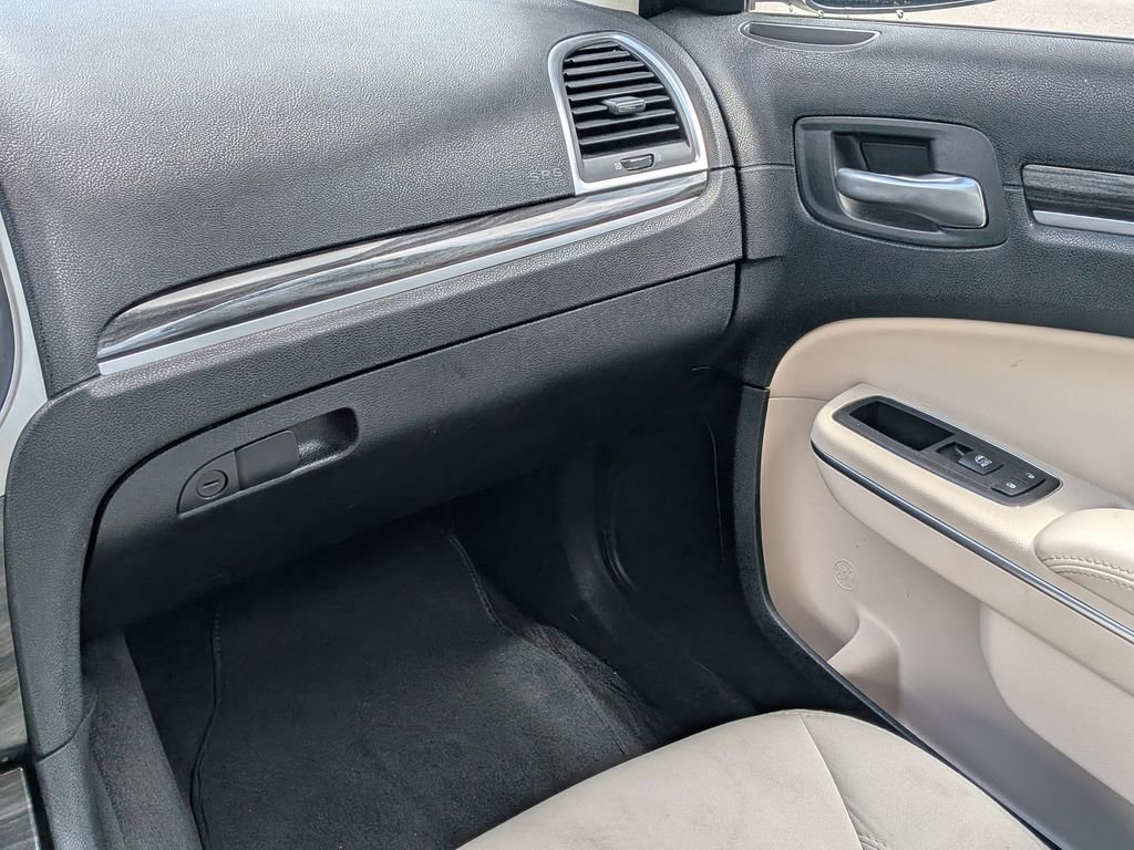 Used 2018 Chrysler 300 Touring w/ Chrome Appearance Package RWD image 16