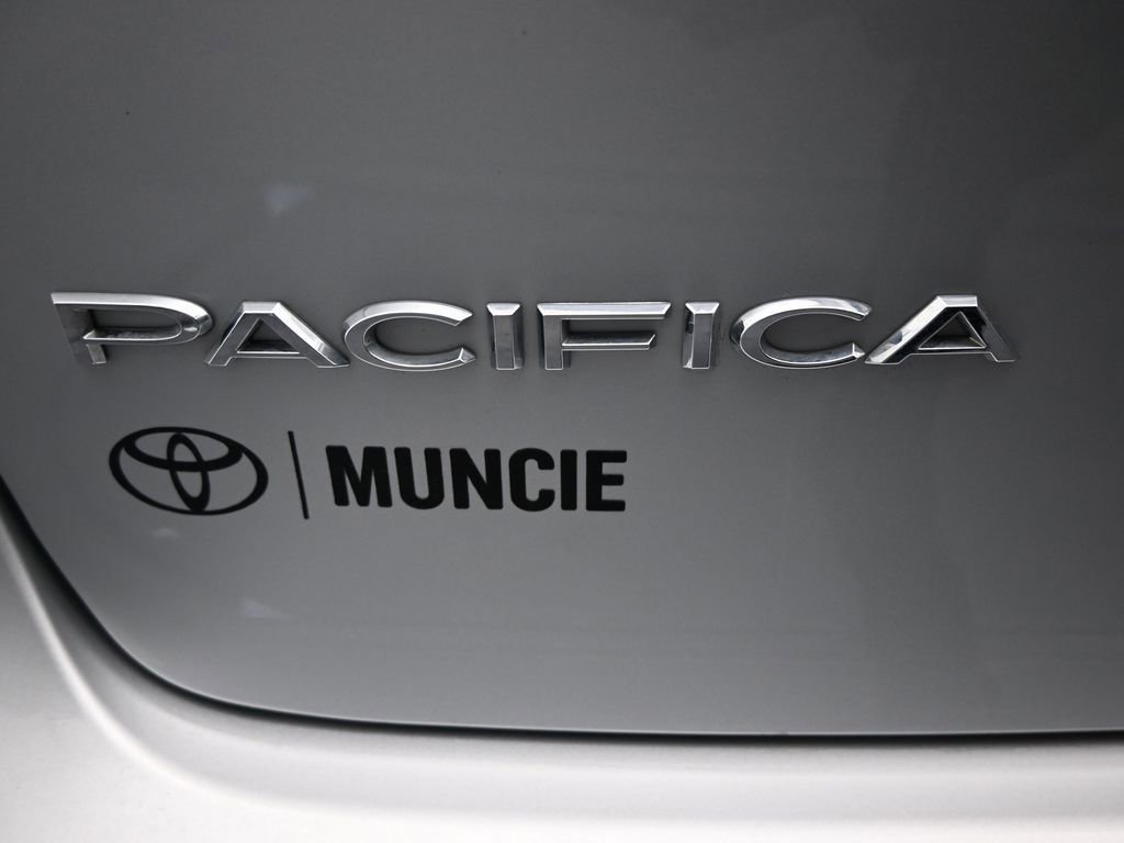 Used 2024 Chrysler Pacifica Touring-L image 35