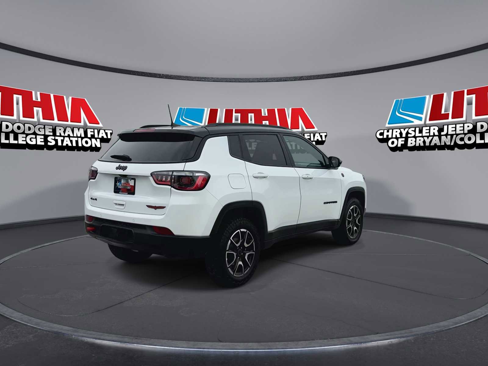 Used 2025 Jeep Compass Trailhawk w/ Trailer Tow Group AWD/4WD image 8