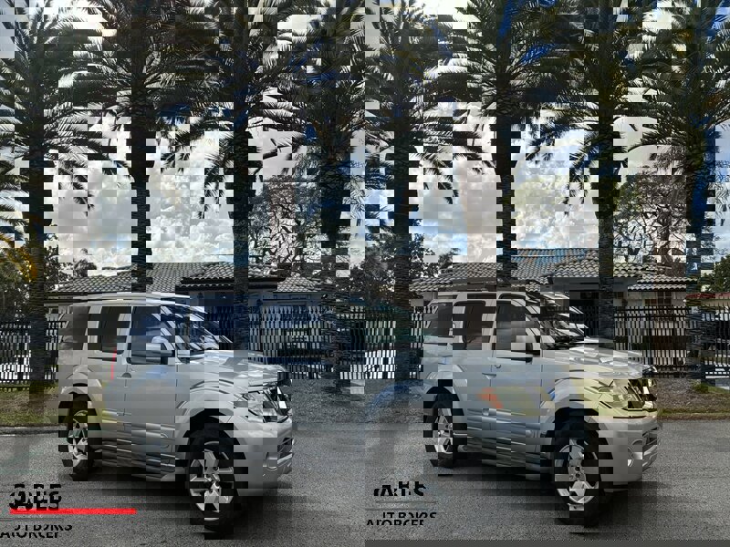 Used 2012 Nissan Pathfinder SV image 1