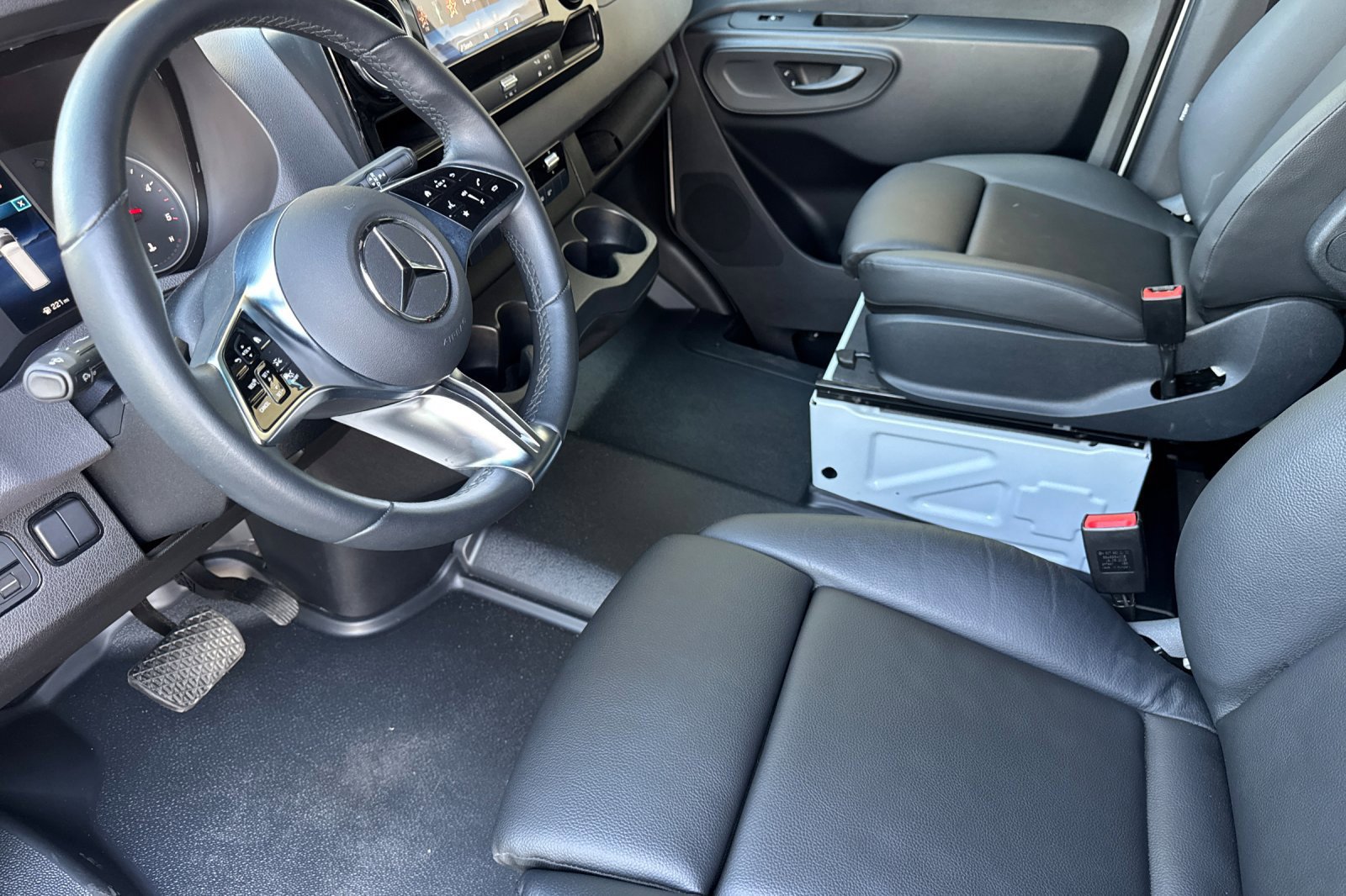 Used 2025 Mercedes-Benz Sprinter 2500 image 10