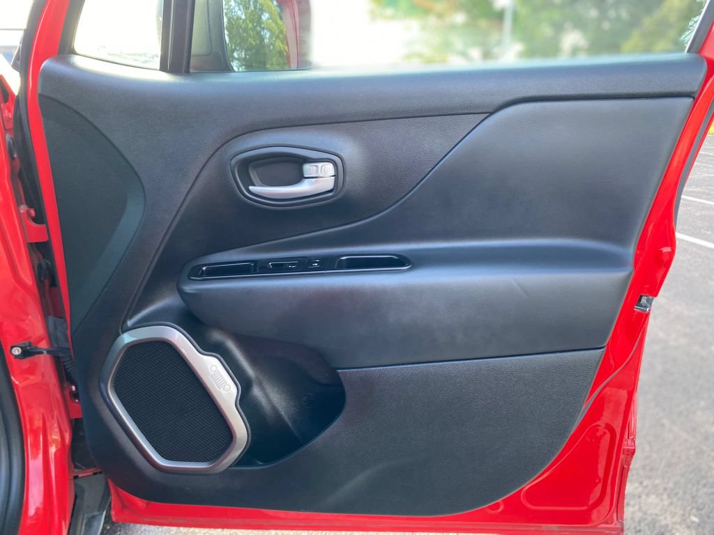 Used 2023 Jeep Renegade Latitude AWD/4WD image 9
