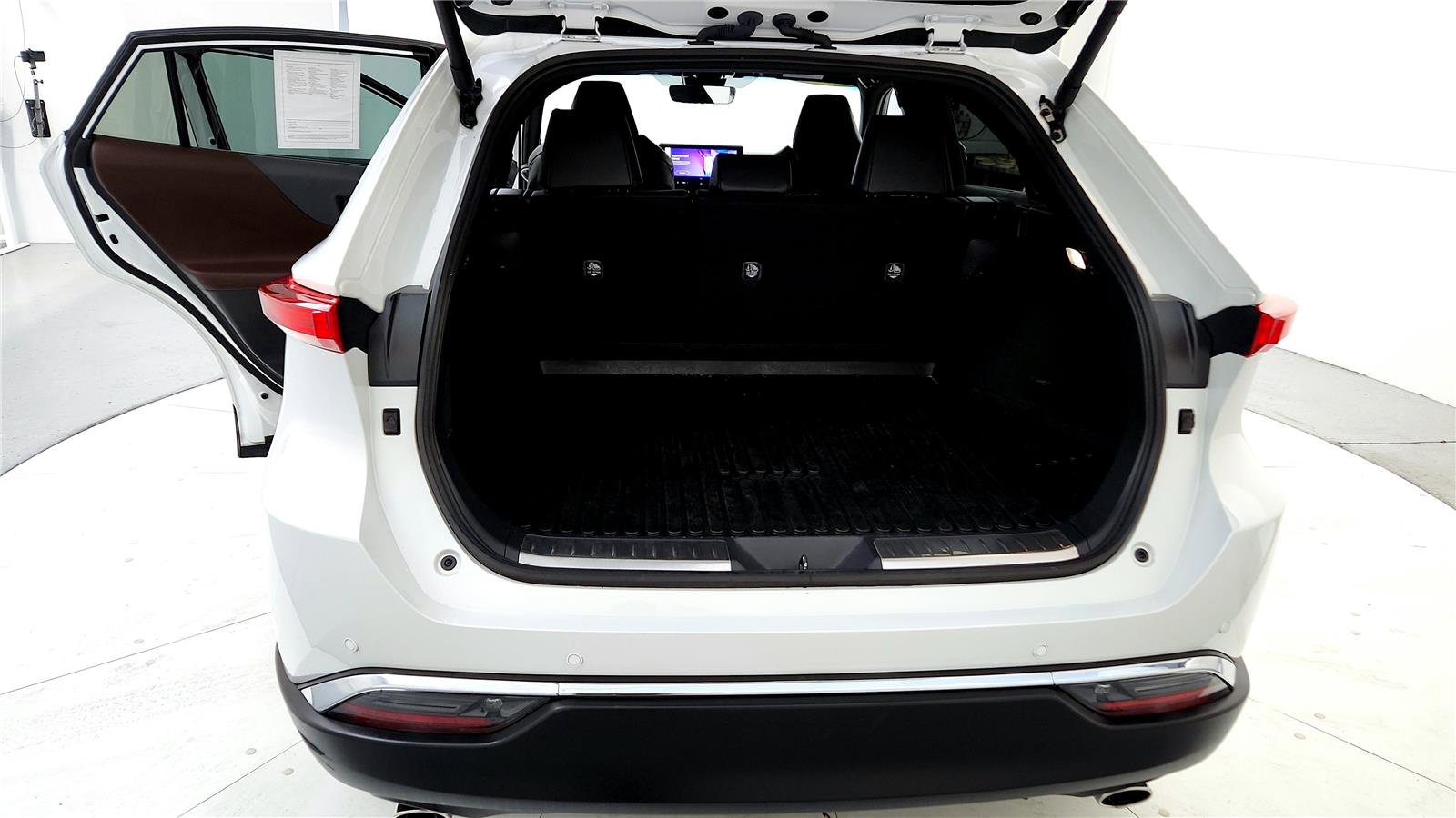 Used 2024 Toyota Venza XLE image 31