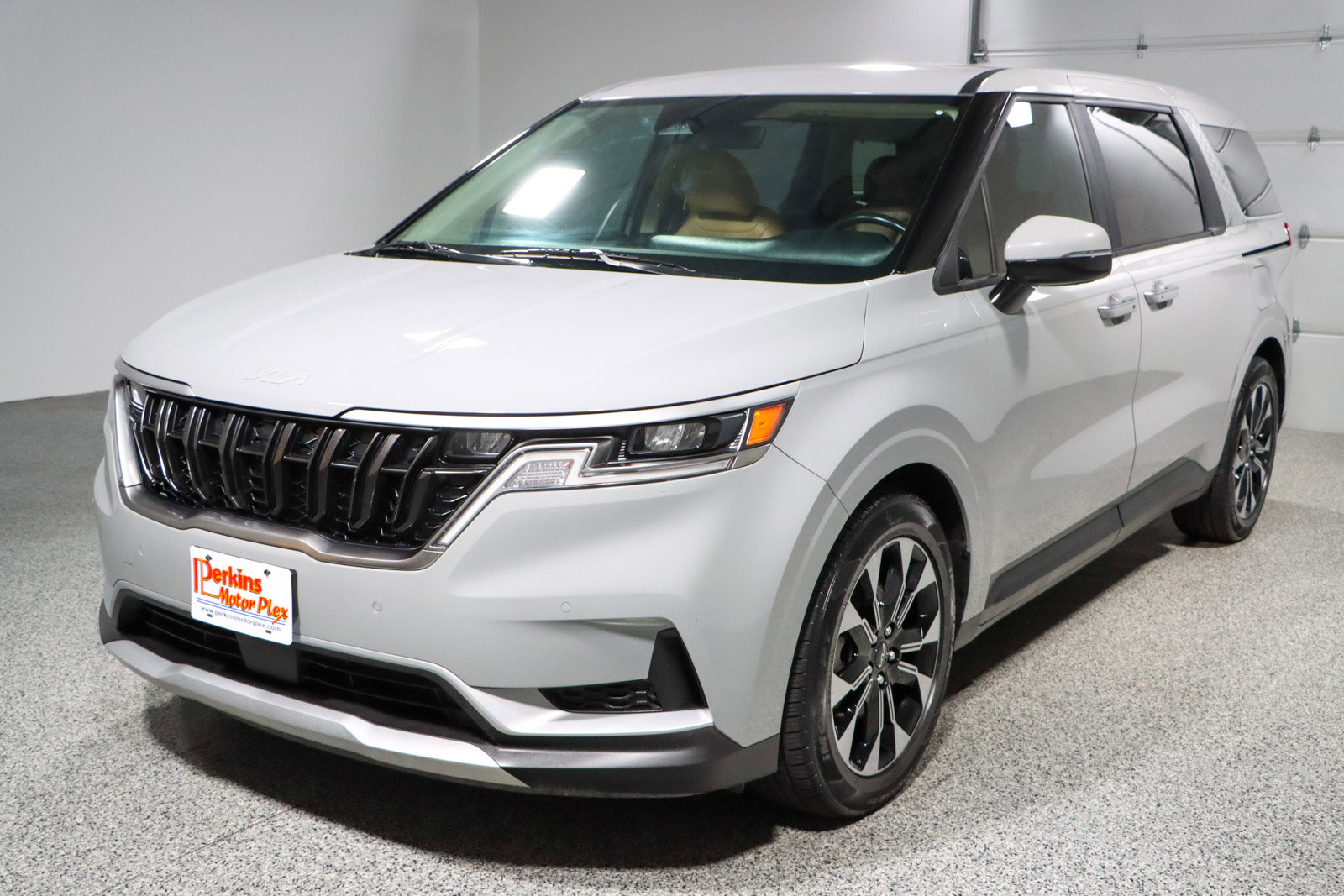 Used 2024 Kia Carnival EX image 33