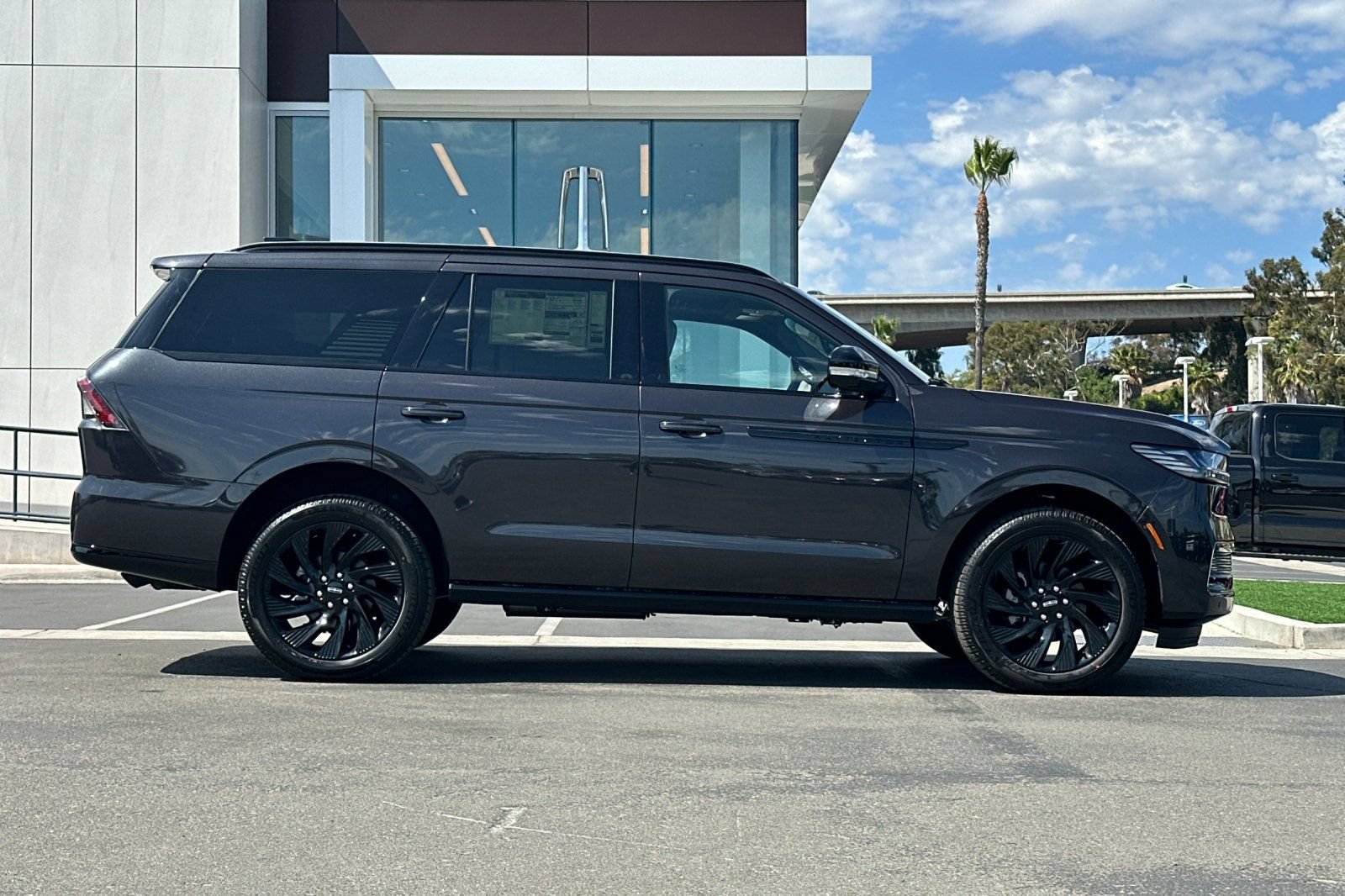 New 2026 Lincoln Navigator Reserve w/ Jet Appearance Package AWD/4WD image 2