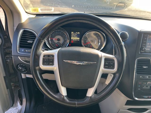 Used 2016 Chrysler Town & Country Touring FWD image 16
