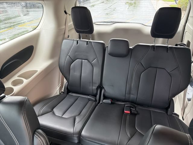 Used 2023 Chrysler Pacifica Touring-L AWD/4WD image 16