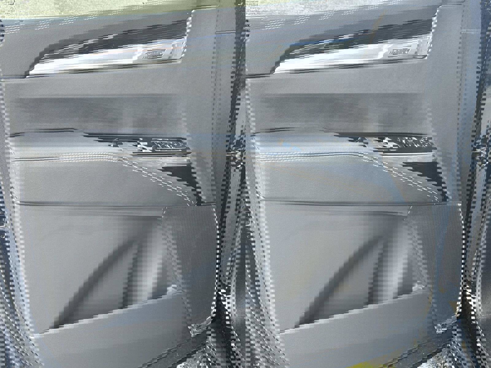 Certified 2025 Cadillac Escalade ESV Premium Luxury image 18