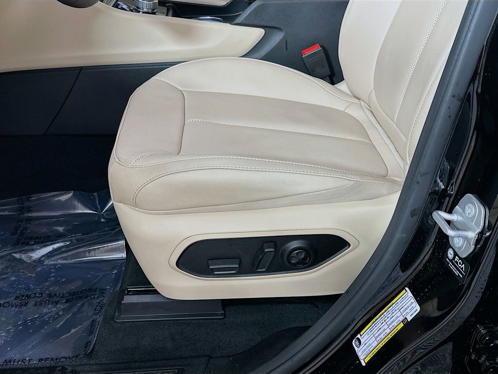 Certified 2025 Jeep Grand Cherokee L Limited w/ Luxury Tech Group II image 31