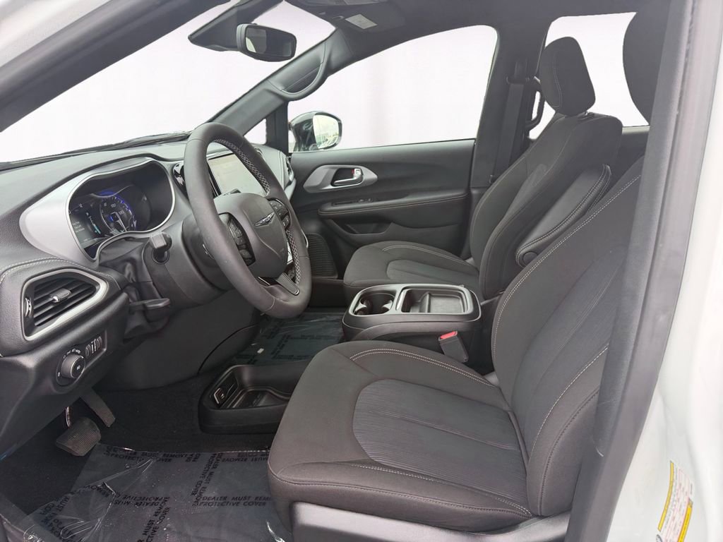 Used 2024 Chrysler Pacifica Touring FWD image 9