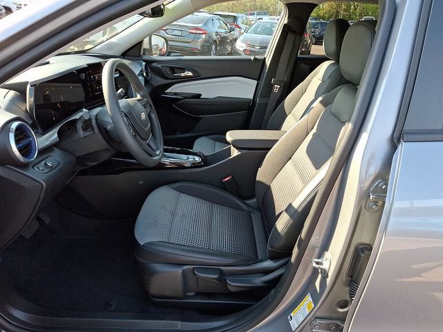 Used 2025 Chevrolet Trax LT FWD image 14