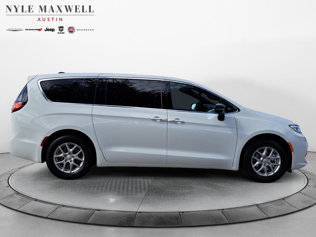 New 2026 Chrysler Pacifica Select FWD image 17