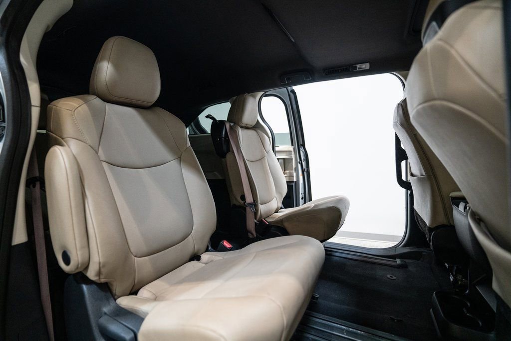 Used 2024 Toyota Sienna XLE image 34