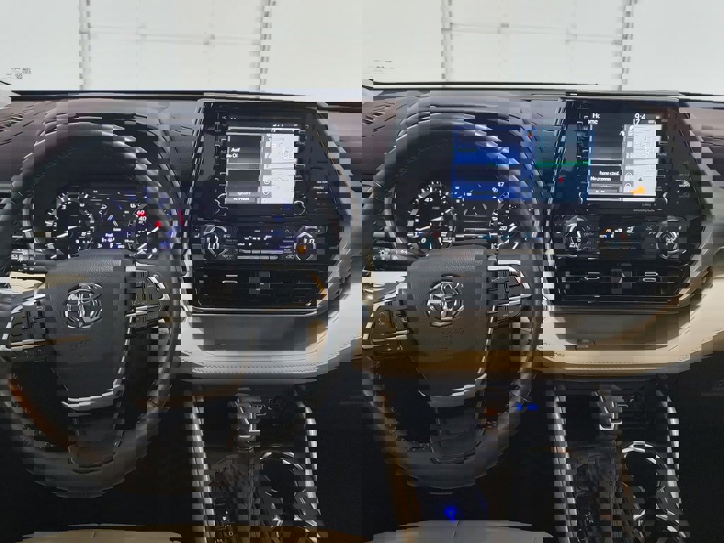 Used 2022 Toyota Highlander XLE image 12