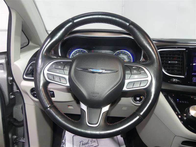 Used 2017 Chrysler Pacifica Touring-L Plus image 29