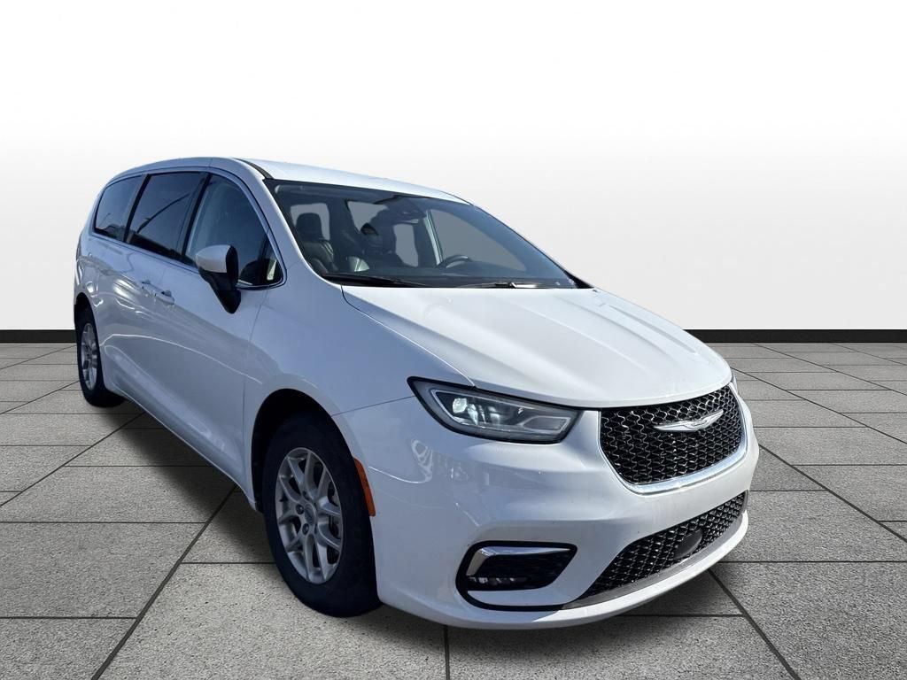 Used 2023 Chrysler Pacifica Touring-L FWD image 3