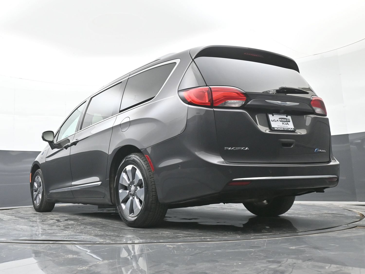 Used 2018 Chrysler Pacifica Limited w/ Advanced Safetytec Group FWD image 39