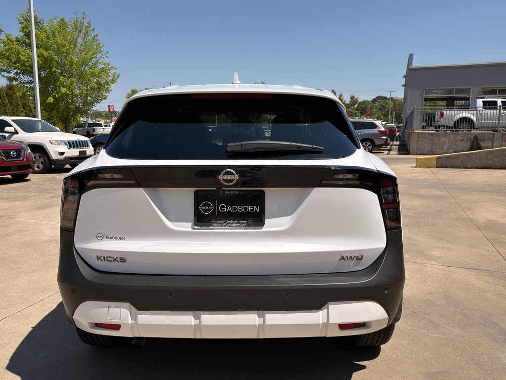 Used 2025 Nissan Kicks SV image 4
