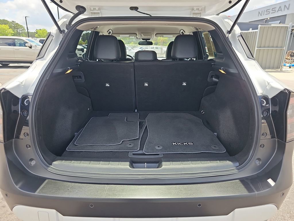 Used 2025 Nissan Kicks SR FWD image 16