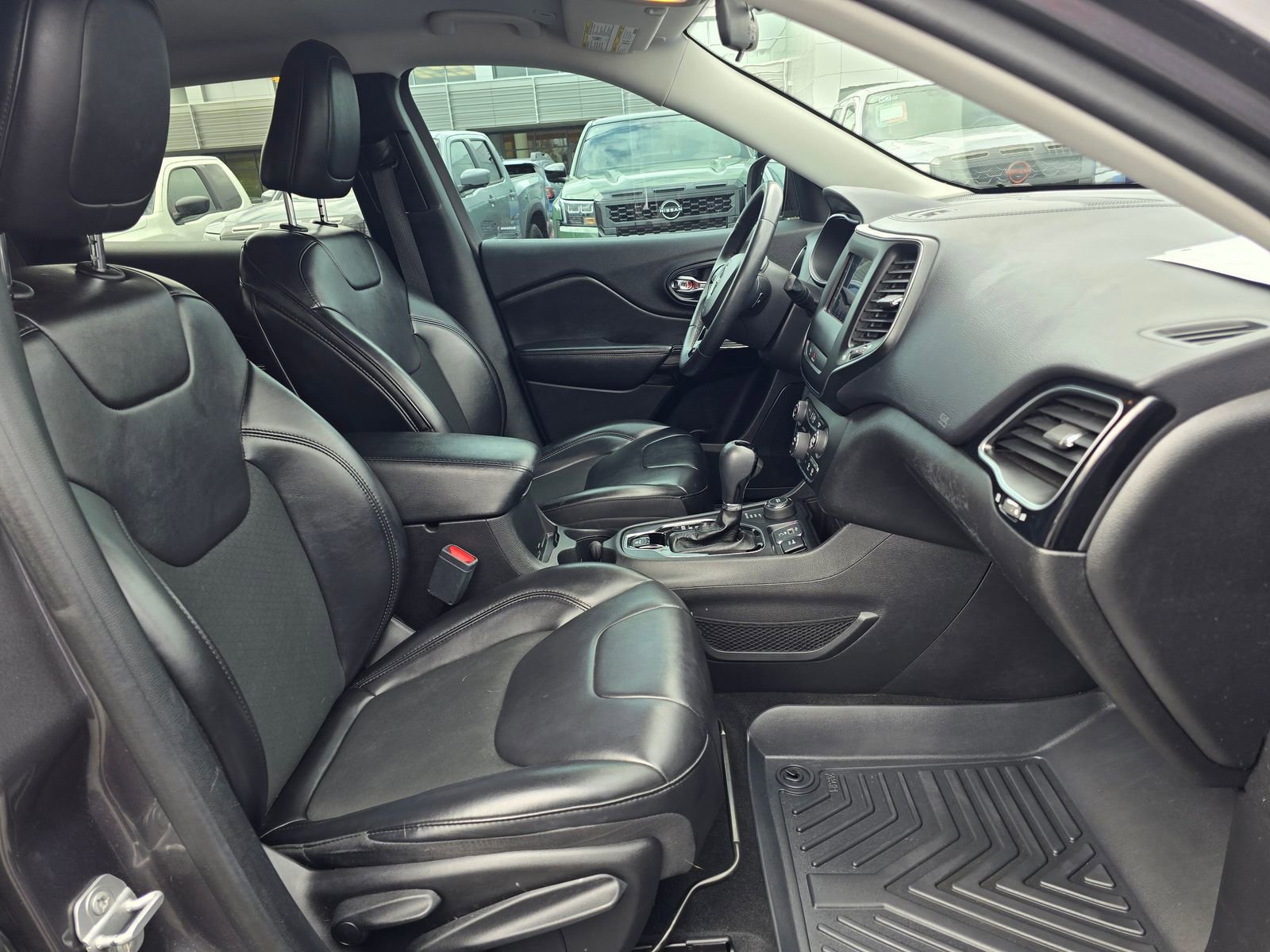 Used 2019 Jeep Cherokee Latitude Plus AWD/4WD image 36