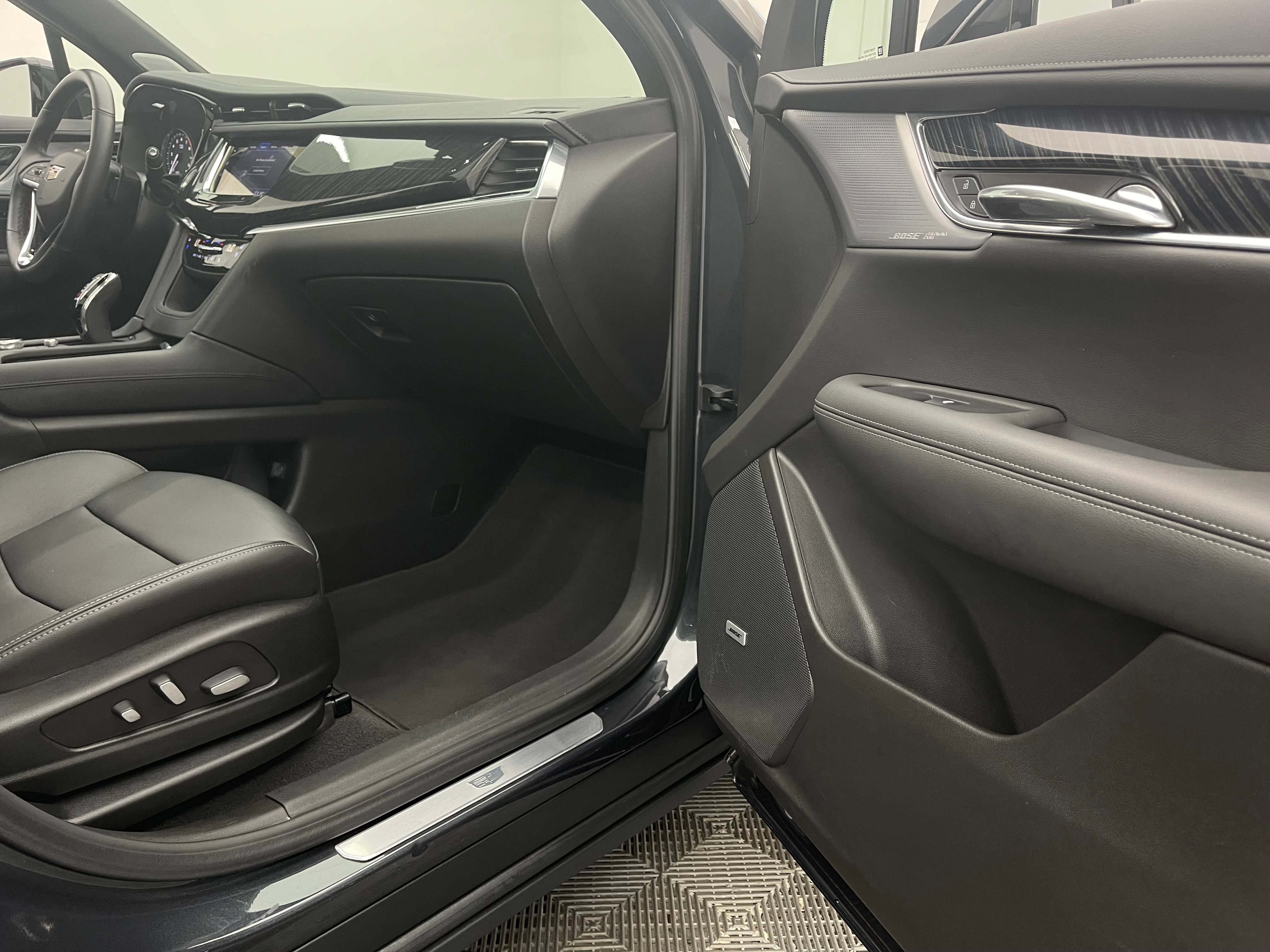 Used 2023 Cadillac XT6 Premium Luxury w/ Technology Package AWD/4WD image 38