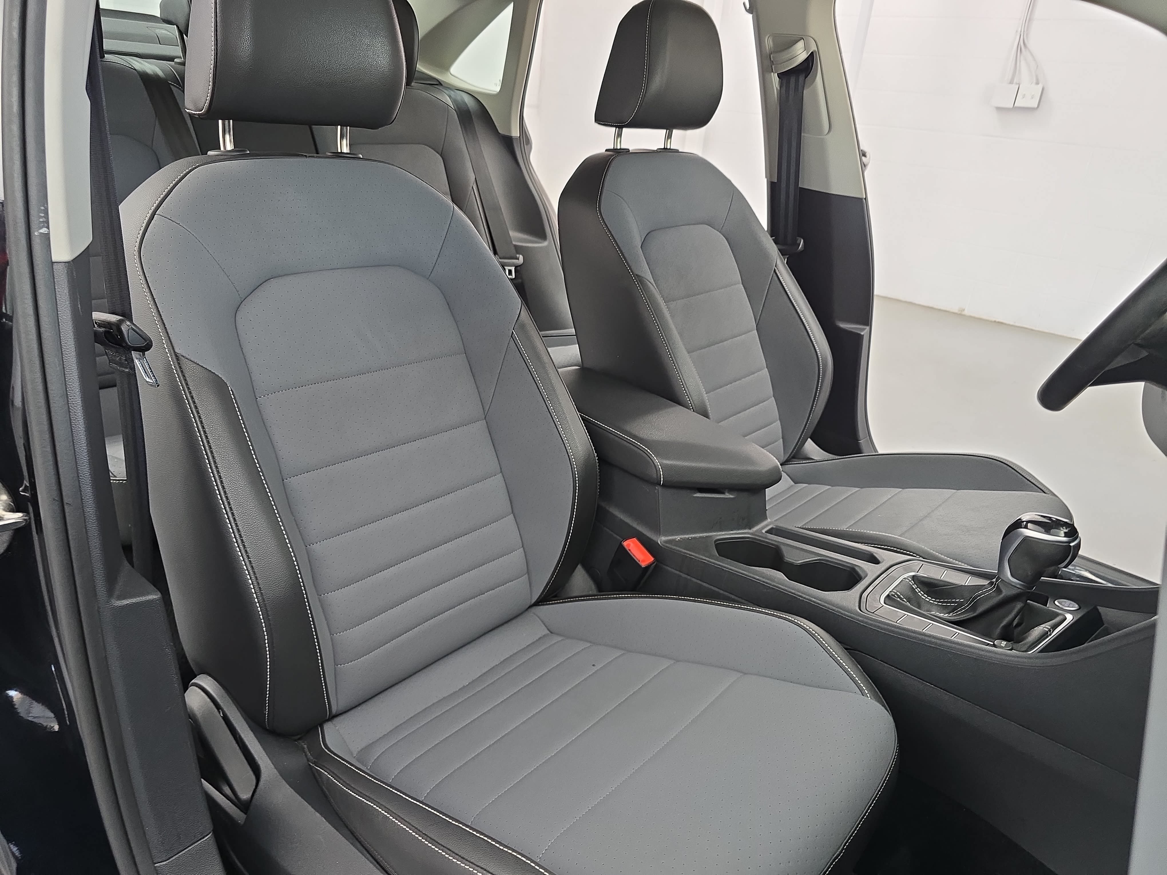 Certified 2025 Volkswagen Jetta SE w/ Sunroof Package FWD image 10