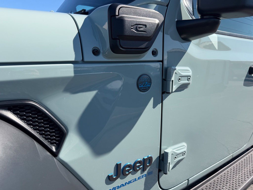 Used 2023 Jeep Wrangler Unlimited w/ Sun & Screen Package AWD/4WD image 12