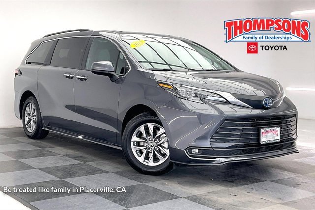 Used 2025 Toyota Sienna XLE image 1