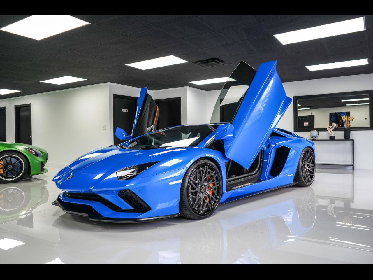Used 2018 Lamborghini Aventador S AWD/4WD image 2