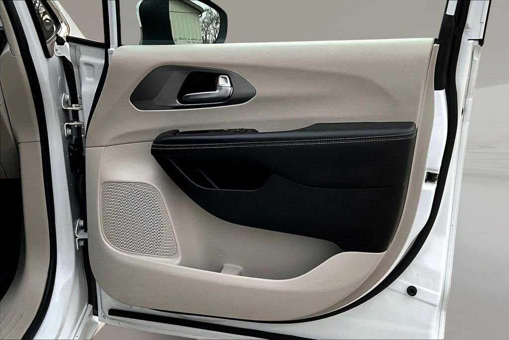 Used 2023 Chrysler Pacifica Touring-L image 26