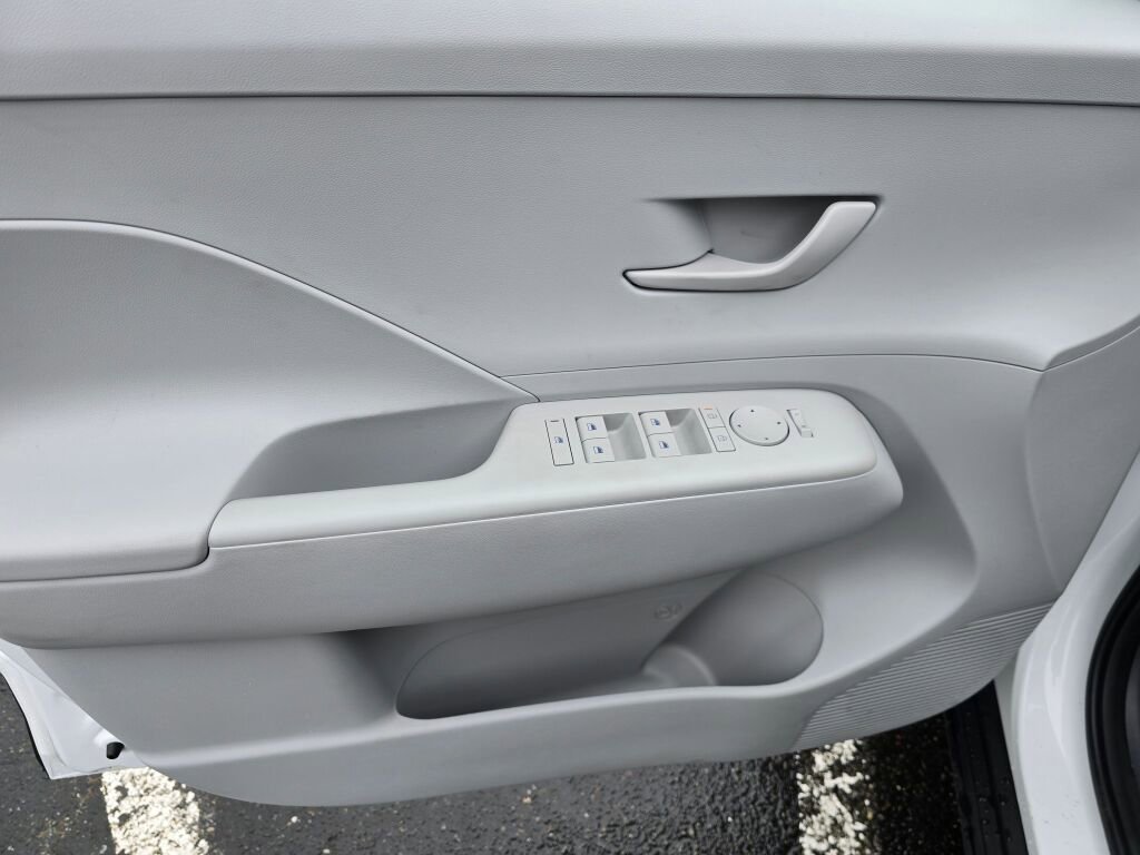 Used 2024 Hyundai Kona SE image 17